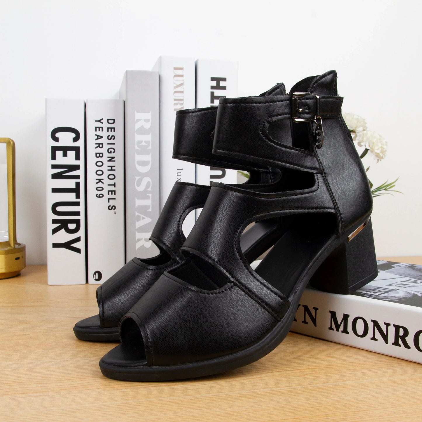 Sandalias romanas de piel suave con boca de pez