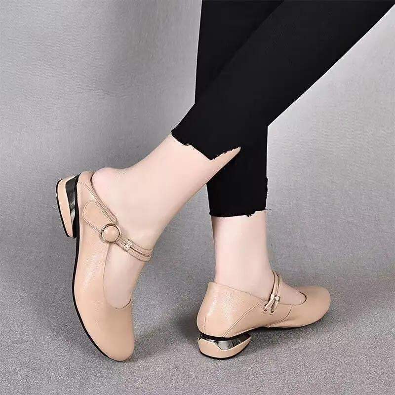 Zapatos de piel sencillos de tacón