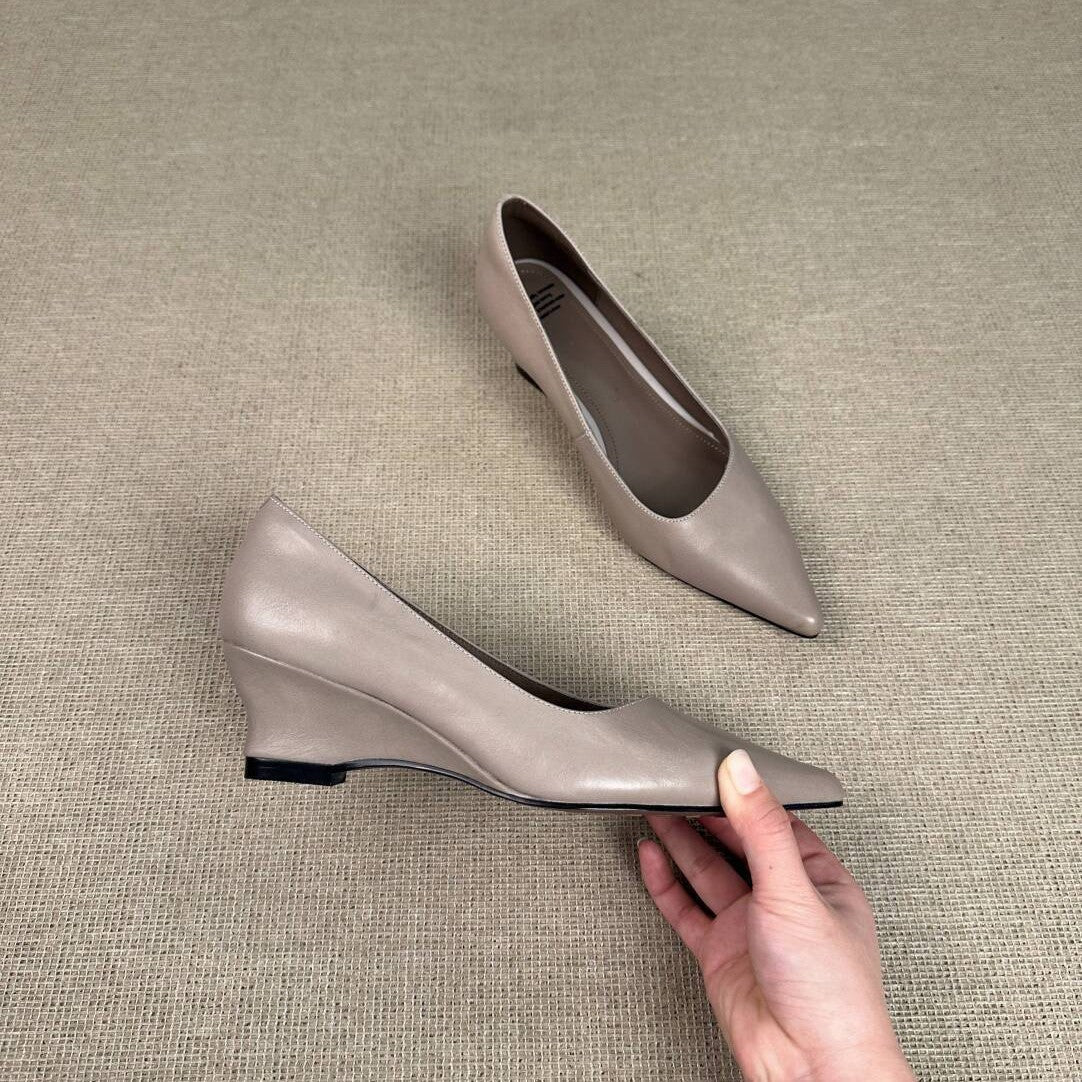 Zapatos de piel de punta afilada con tacón