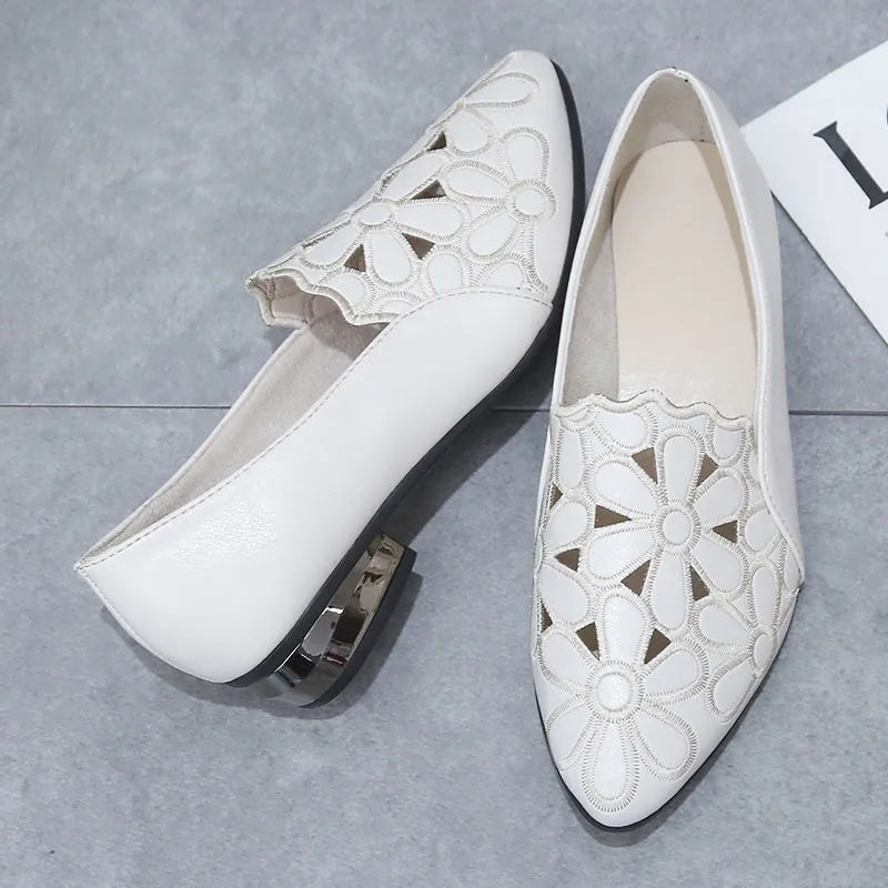 Tacones altos de punta con aberturas