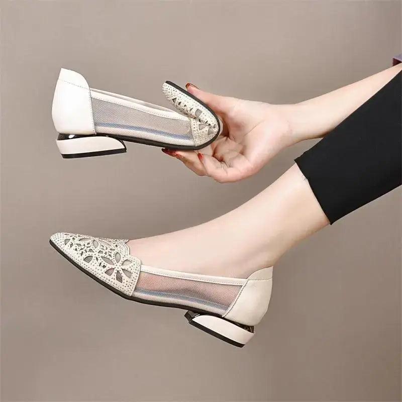 Zapatos huecos en blanco y negro