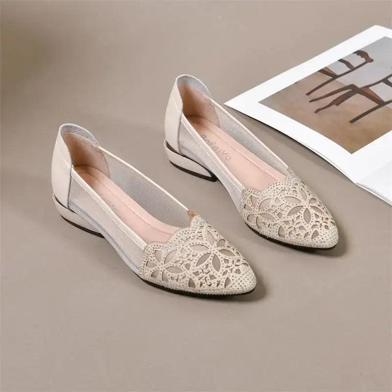 Zapatos huecos en blanco y negro