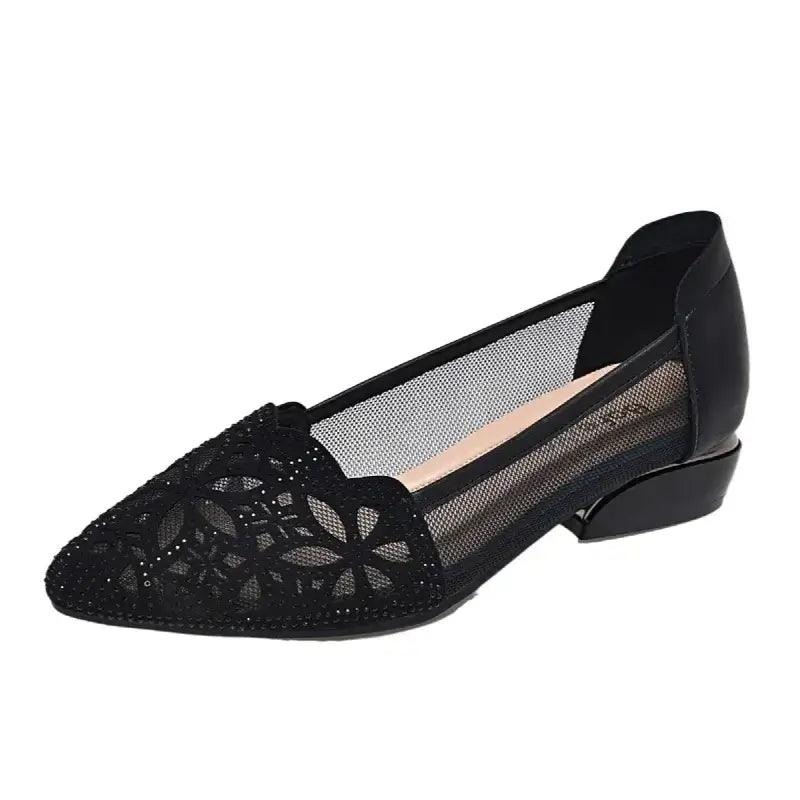 Zapatos huecos en blanco y negro