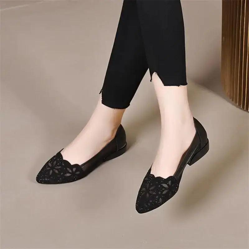 Zapatos huecos en blanco y negro