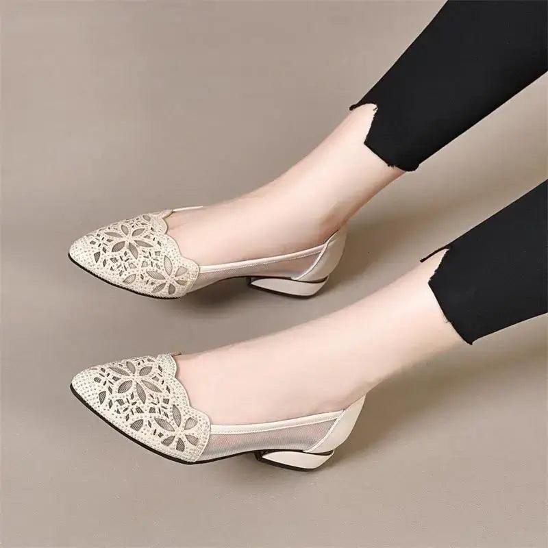Zapatos huecos en blanco y negro