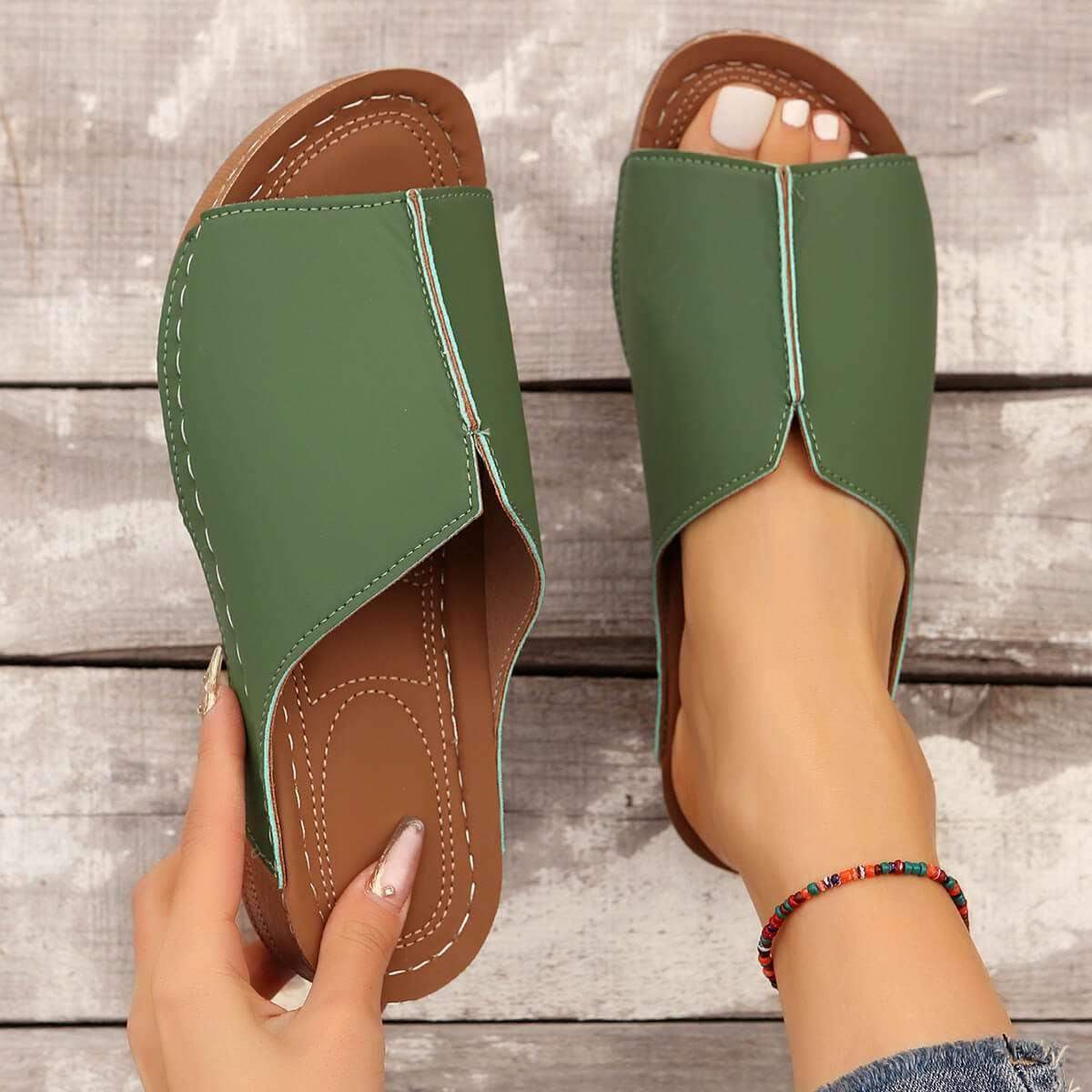 Sandalias deslizantes de color en contraste para mujer