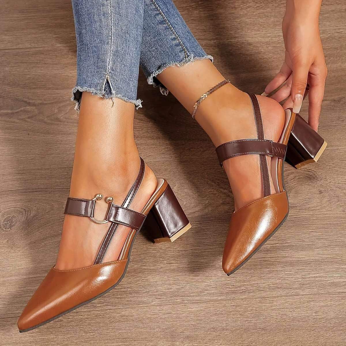 tacones altos con punta puntiaguda