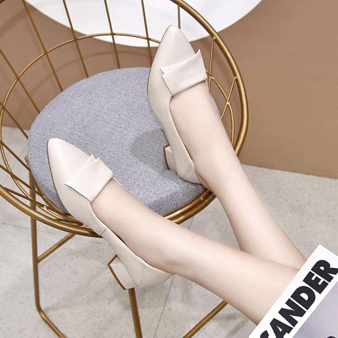 tacones bajos de cuero