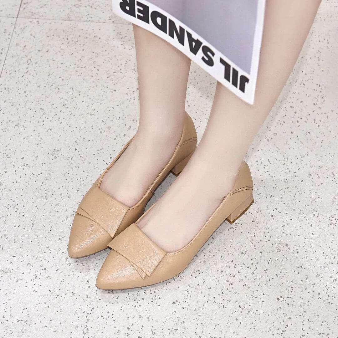 tacones bajos de cuero