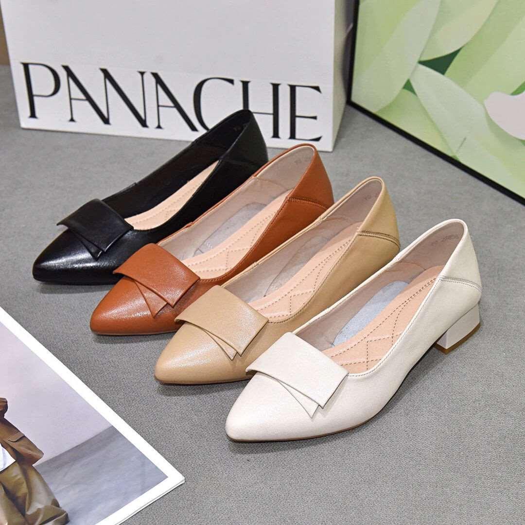tacones bajos de cuero