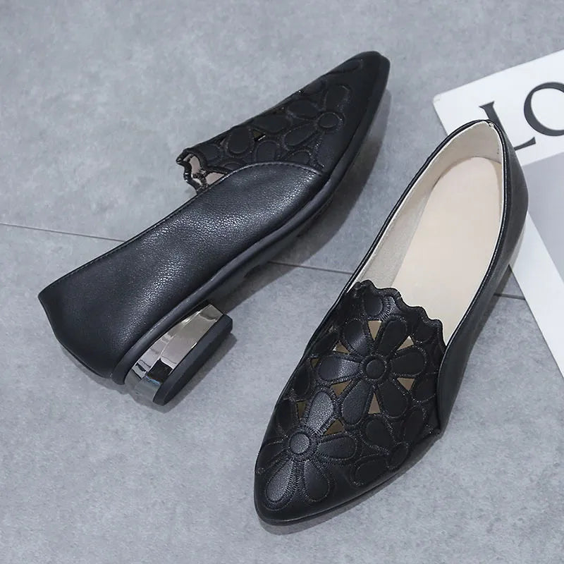 Tacones altos de punta con aberturas