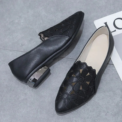 Tacones altos de punta con aberturas