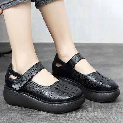 Nuevos zapatos de cuero huecos de suela gruesa