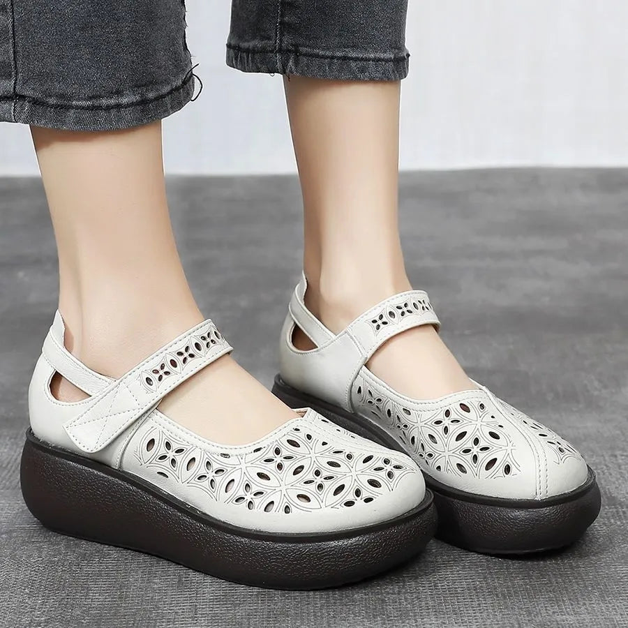 Nuevos zapatos de cuero huecos de suela gruesa