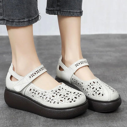 Nuevos zapatos de cuero huecos de suela gruesa