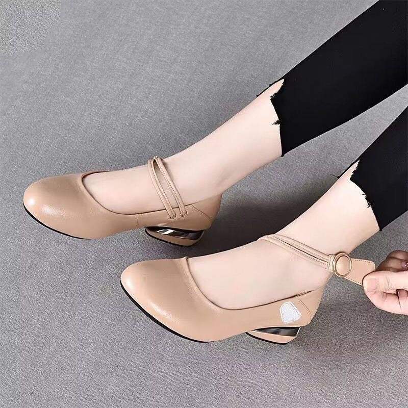 Zapatos de piel sencillos de tacón