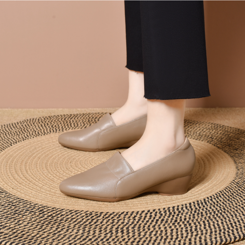 Zapatos de piel de tacón bajo con cuña