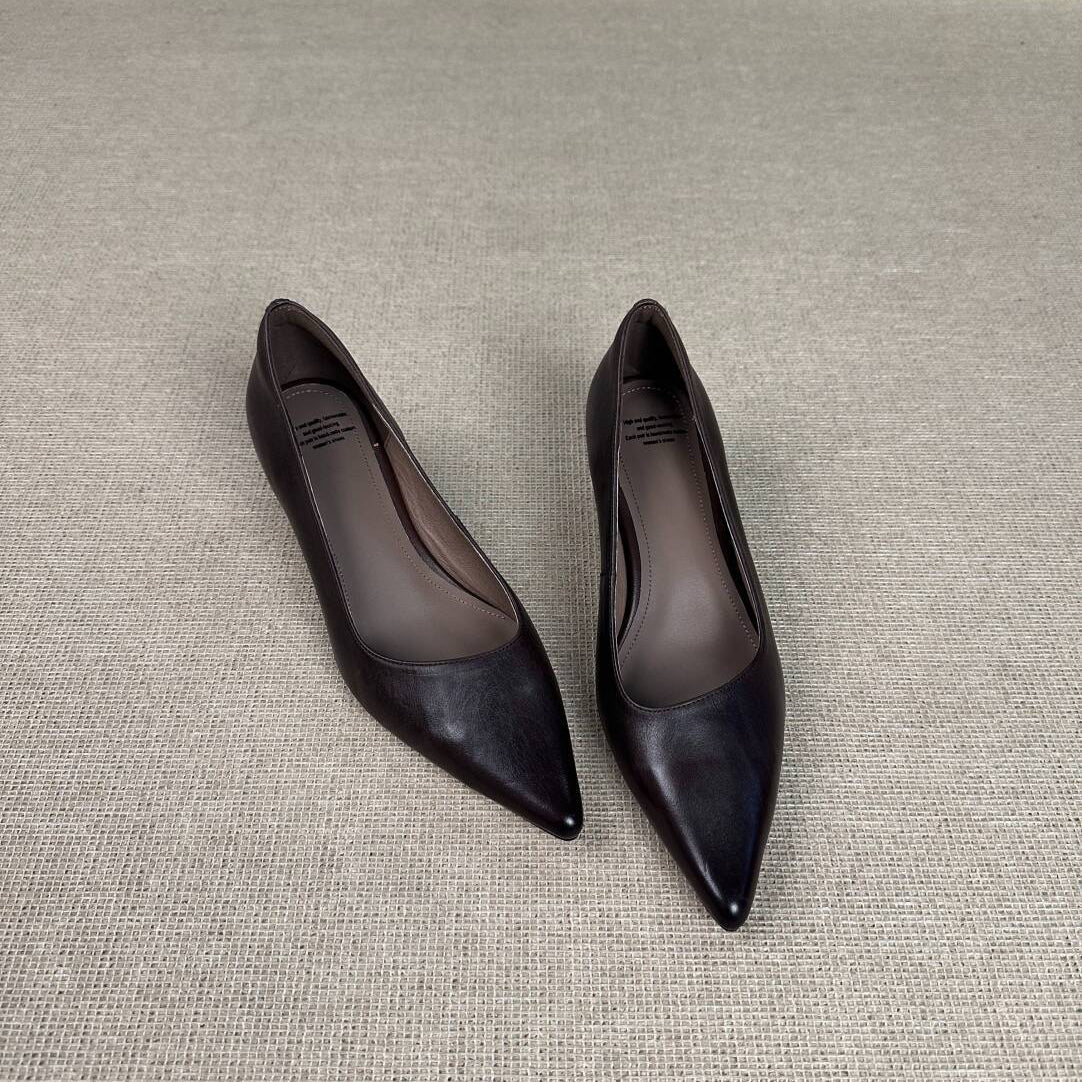 Zapatos de piel de punta afilada con tacón