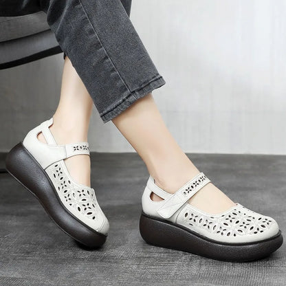 Nuevos zapatos de cuero huecos de suela gruesa